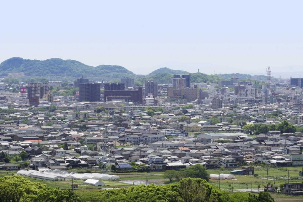 大牟田甘木山の夫婦岩から青い森と大牟田市街