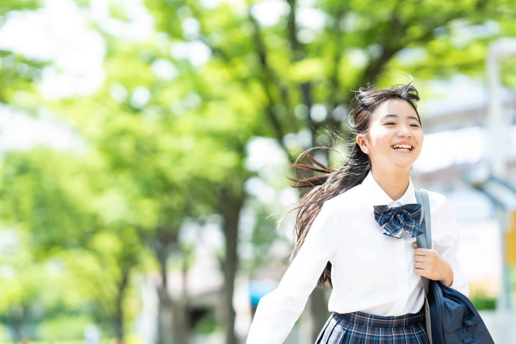 通学する制服姿の女子中学生
